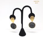 Aretes Redondos con Bañado en Oro Dorado y Cristales Negro
