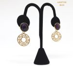 Aretes Redondos con Baño en Oro Dorado y Cristal Morado