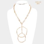 Collar de Cadena Dorado con Dijes Grandes de Círculo