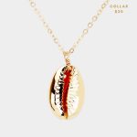 Collar Corto Dorado con Dije de Concha Puka