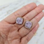 Aretes Topitos Cuadrado con Piedra Dulce Lila Morado
