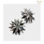 Aretes Topos Grandes Cristal en Forma de Flor Gris Oscuro