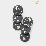 Aretes Triple Círculo Negro con Detalles Estrella y Luna Dorado