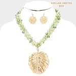 Juego de Aretes y Collar de Cristales Verde y Dije de Hoja Dorada