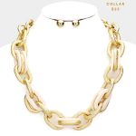 Collar de Acrílico Dorado en Cadena Grande