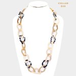 Collar Largo con Forma Abstracta en Dorado y Negro con Blanco