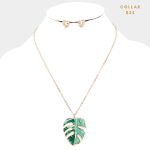 Collar Dorado con Dije de Hoja Verde con detalle en Hilo y Print