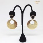 Aretes Dorado con Detalle Topo Negro
