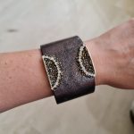 Brazalete Cuff Gris Oscuro con Cristales